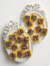 Canapè di polenta con lenticchie beluga e limoni canditi