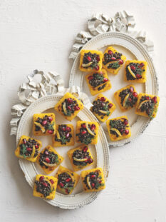 Canapè di polenta con lenticchie beluga e limoni canditi