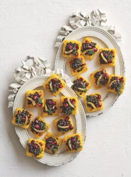 Canapè di polenta con lenticchie beluga e limoni canditi