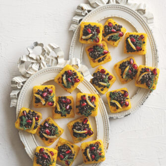 Canapè di polenta con lenticchie beluga e limoni canditi