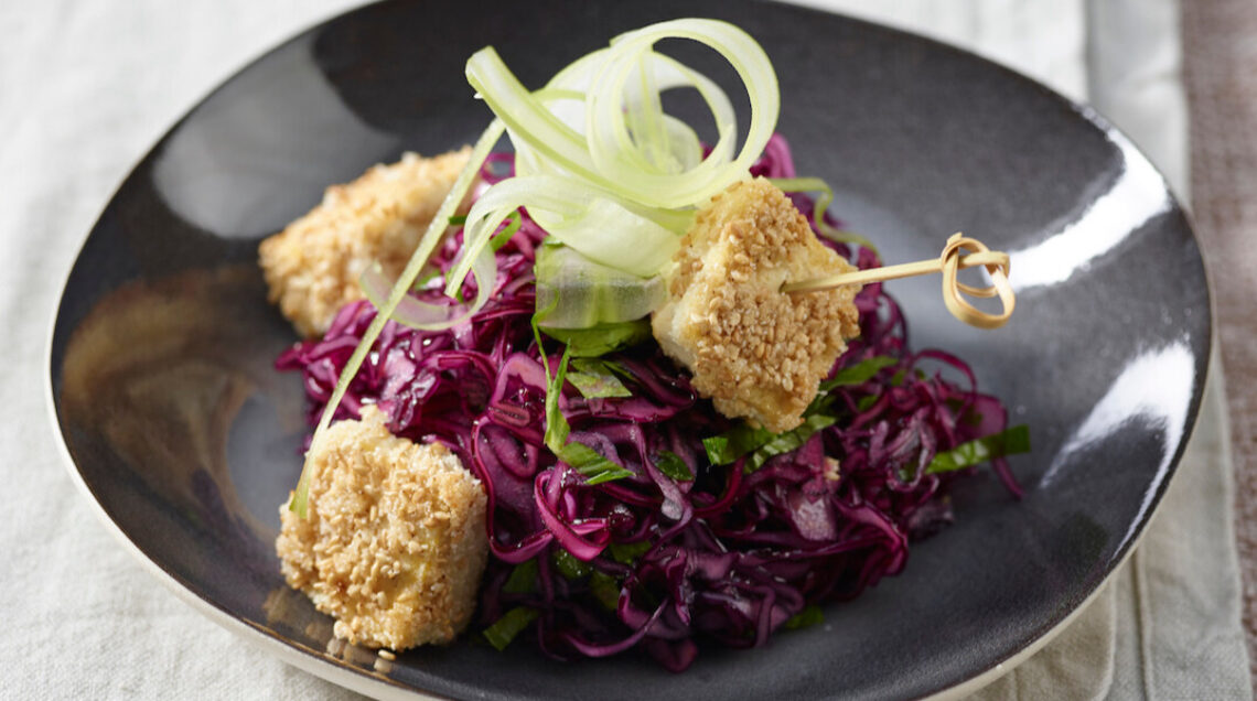 Cavolo rosso marinato al mirin con cubetti scottati