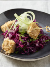 Cavolo rosso marinato al mirin con cubetti scottati