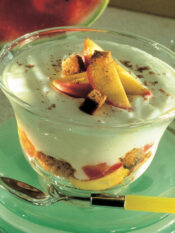 Coppa di yogurt e pesche