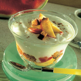 Coppa di yogurt e pesche