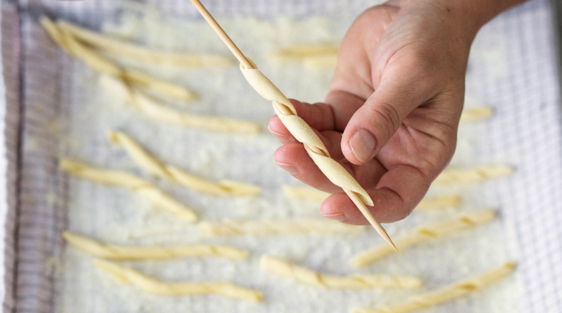 preparazione delle busiate trapanesi