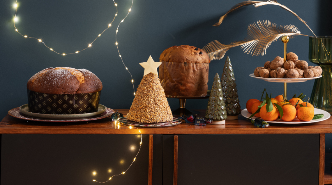 tavola di Natale con panettone e frutti