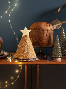 tavola di Natale con panettone e frutti