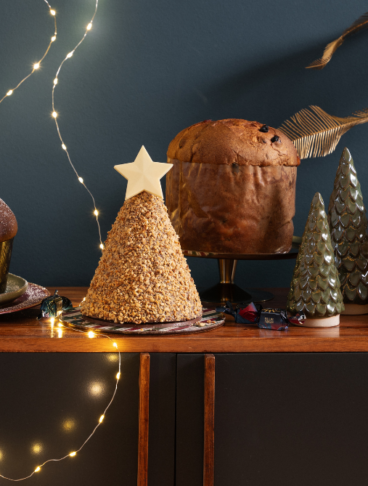 tavola di Natale con panettone e frutti