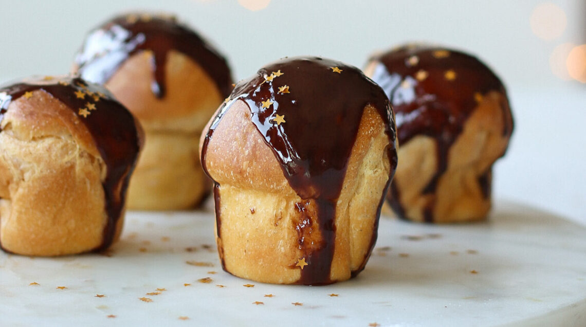 Panettoncini con glassa al cioccolato in friggitrice ad aria