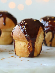 Panettoncini con glassa al cioccolato in friggitrice ad aria