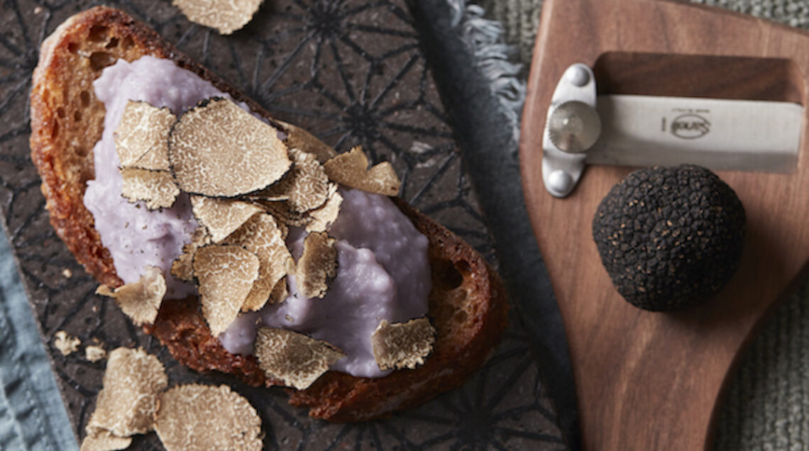 Crostone croccante con mousse di patate viola e tartufo nero