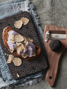 Crostone croccante con mousse di patate viola e tartufo nero
