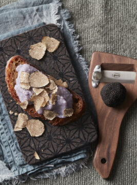 Crostone croccante con mousse di patate viola e tartufo nero