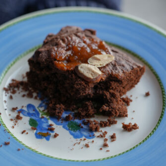 BROWNIES INTEGRALI AL CACAO E COMPOSTA DI ALBICOCCHE