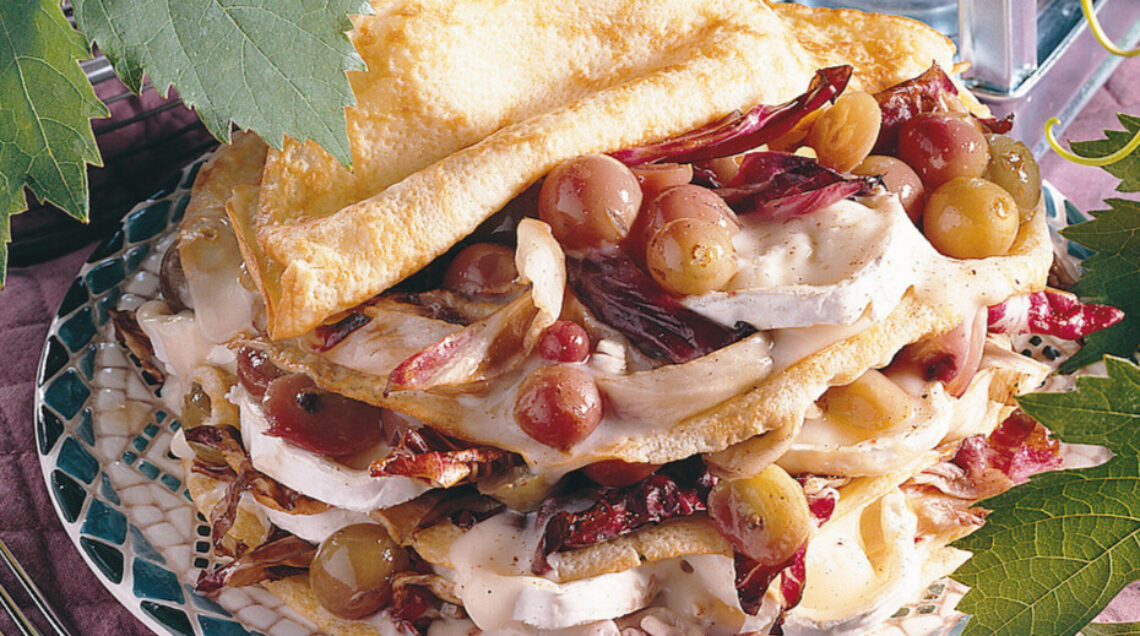 Crespelle con uva e radicchio