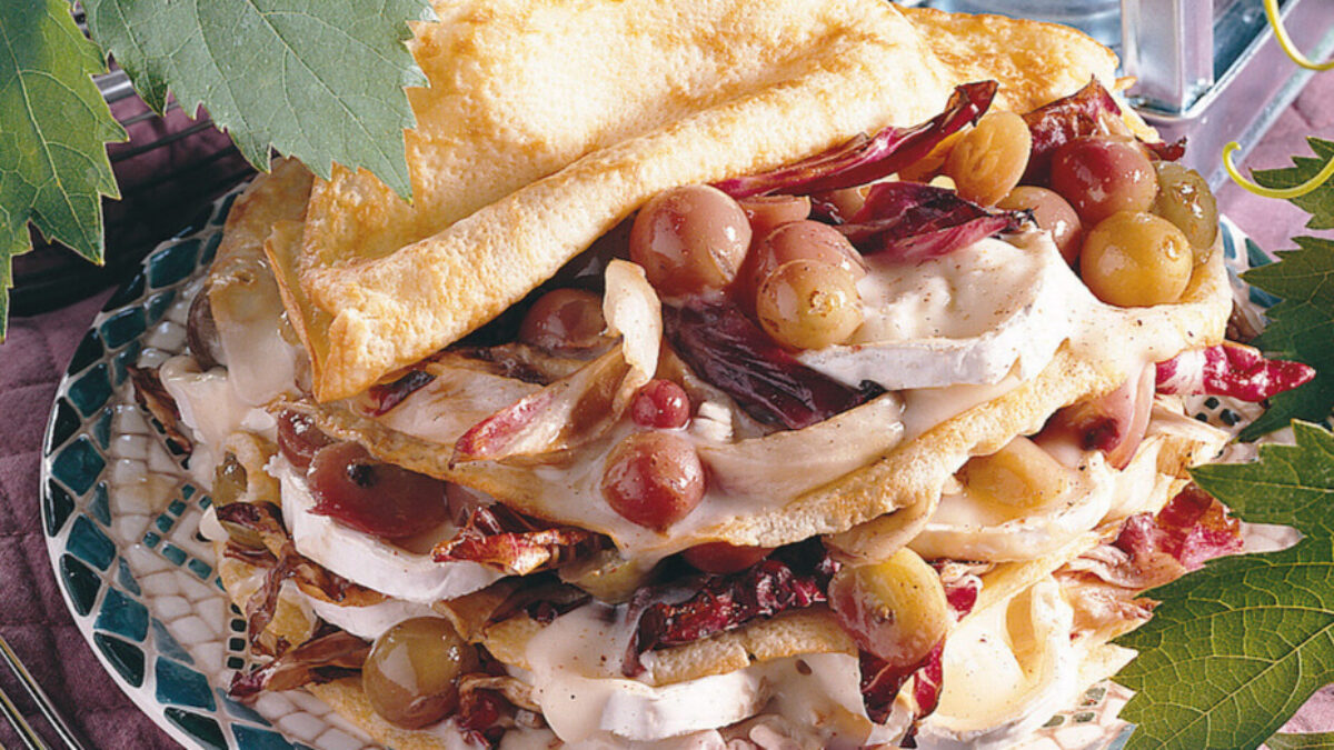 Crespelle con uva e radicchio