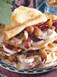 Crespelle con uva e radicchio