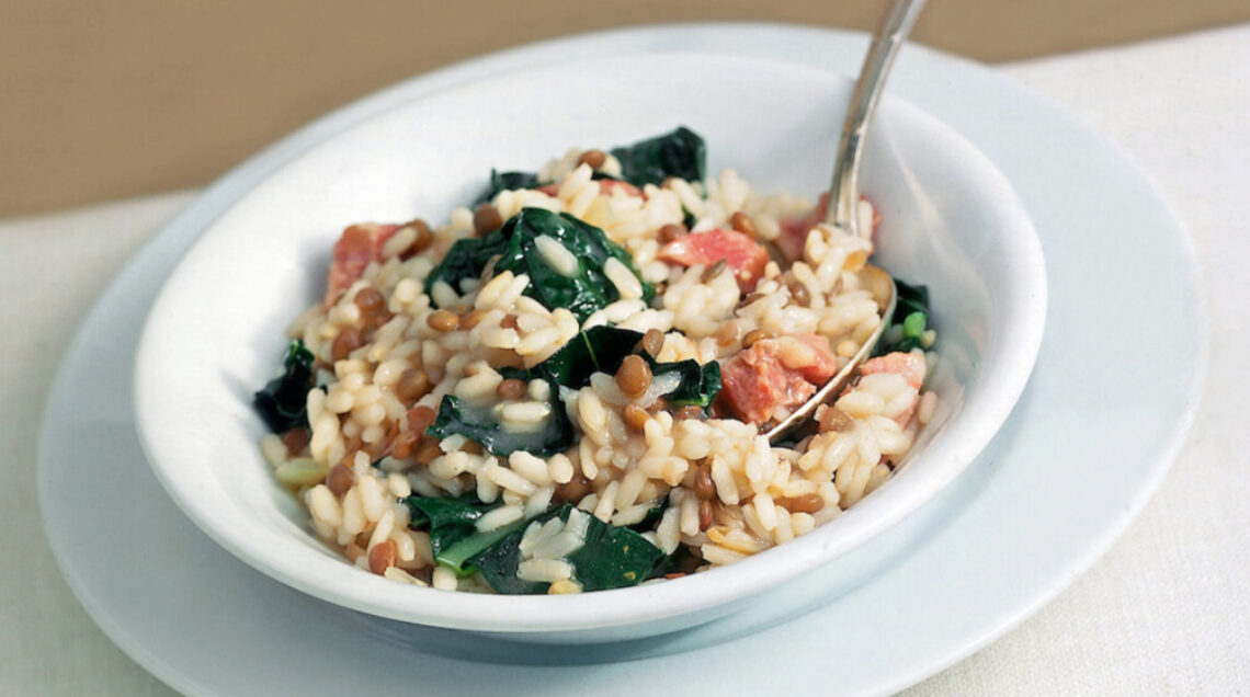 Risotto saporito con foglie di cavolo nero