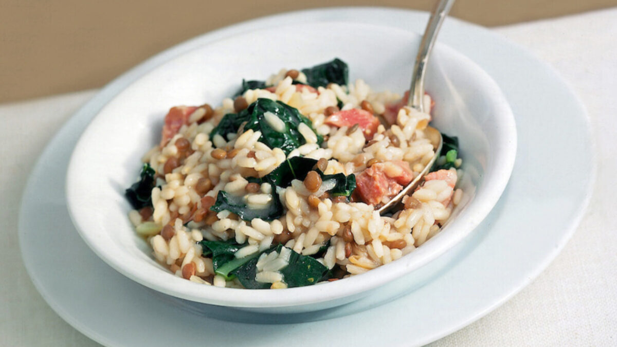 Risotto saporito con foglie di cavolo nero