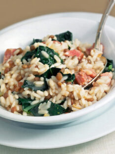 Risotto saporito con foglie di cavolo nero