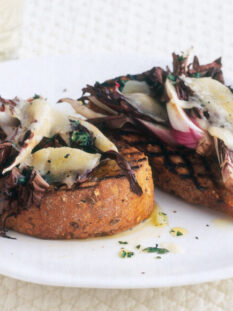 Bruschette con radicchio rosso grana e prezzemolo