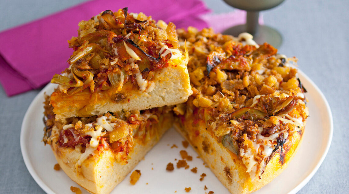 Sfincione con caciocavallo, acciughe e briciole