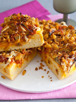 Sfincione con caciocavallo, acciughe e briciole