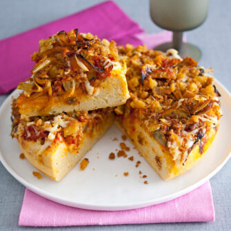 Sfincione con caciocavallo, acciughe e briciole