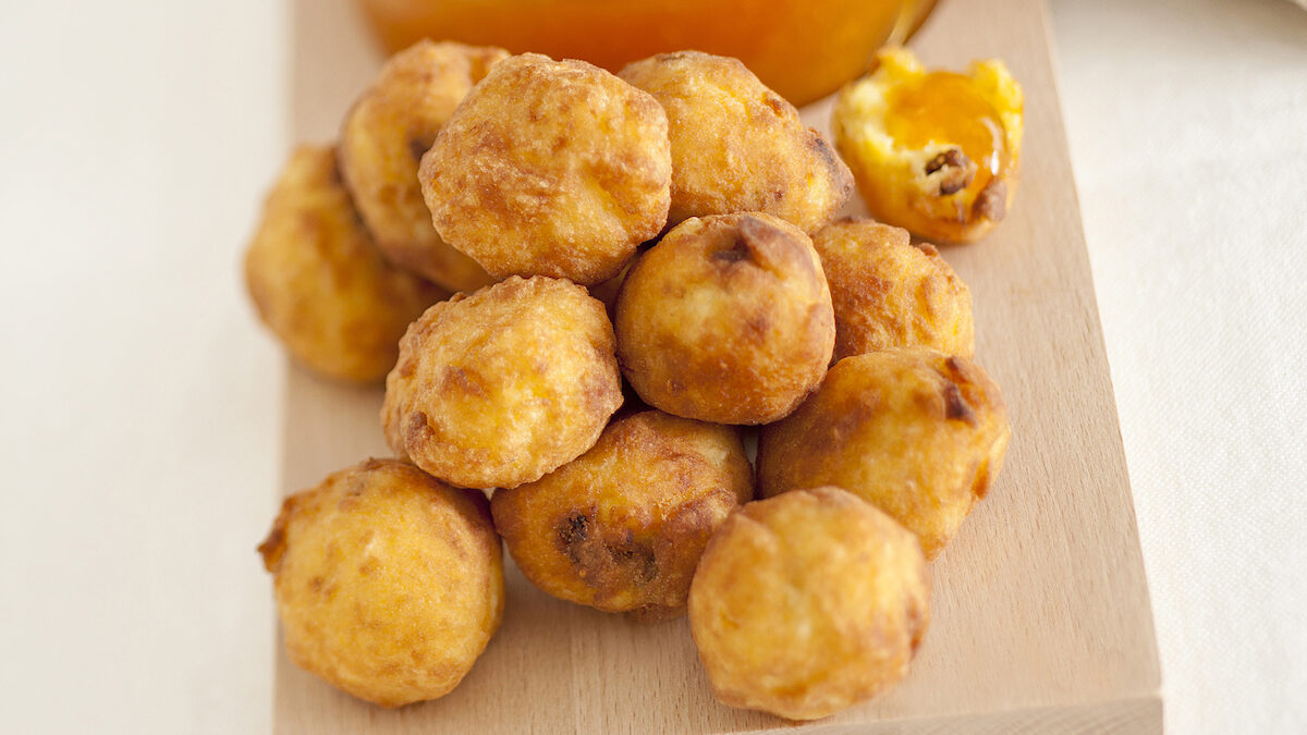 Frittelle di polenta farcite con confettura