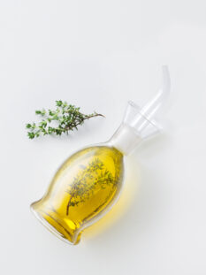 Boccetta di olio e rametto di timo