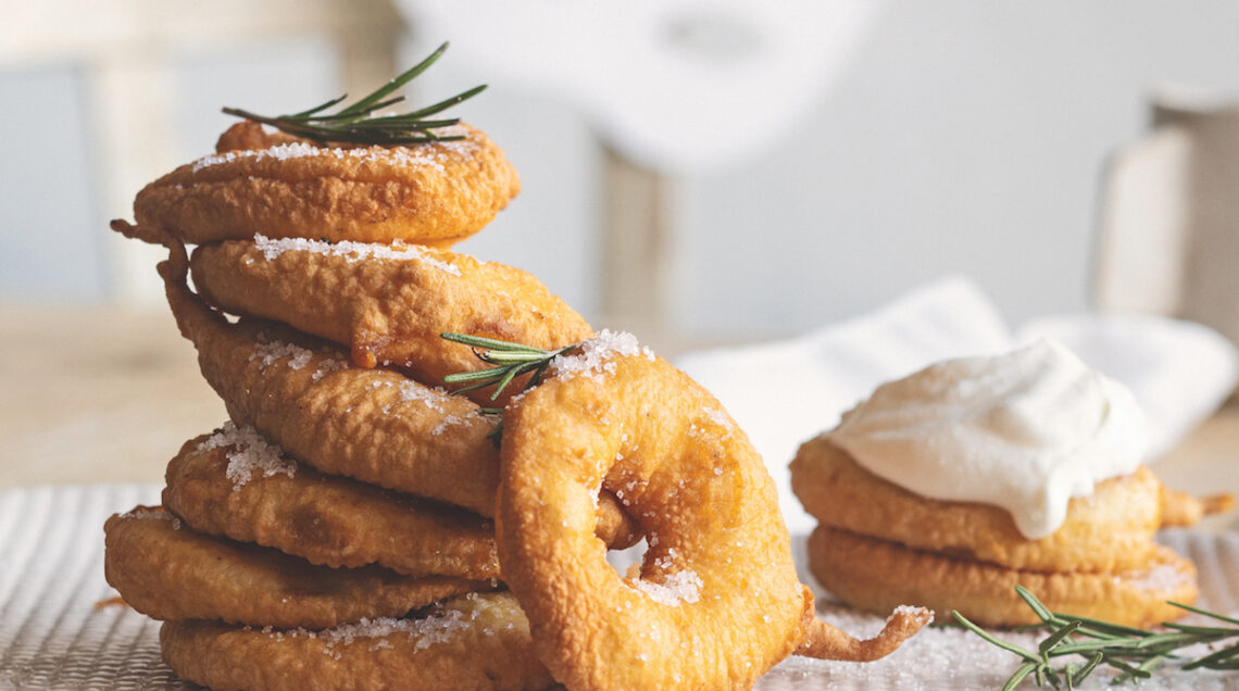 Frittelle di mele con pastella profumata all'alloro, rosmarino e limone