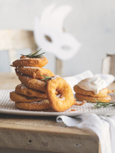 Frittelle di mele con pastella profumata all'alloro, rosmarino e limone