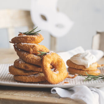Frittelle di mele con pastella profumata all'alloro, rosmarino e limone