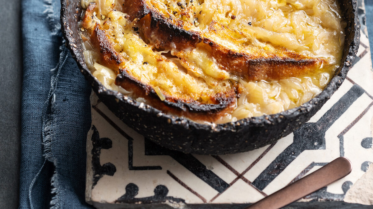 Zuppa gratinata di pane e cipolle
