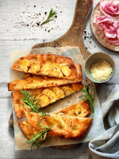 Pizza con patate al rosmarino