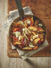 Mix di ortaggi e frutta allo chevre con patate e noci