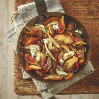 Mix di ortaggi e frutta allo chevre con patate e noci