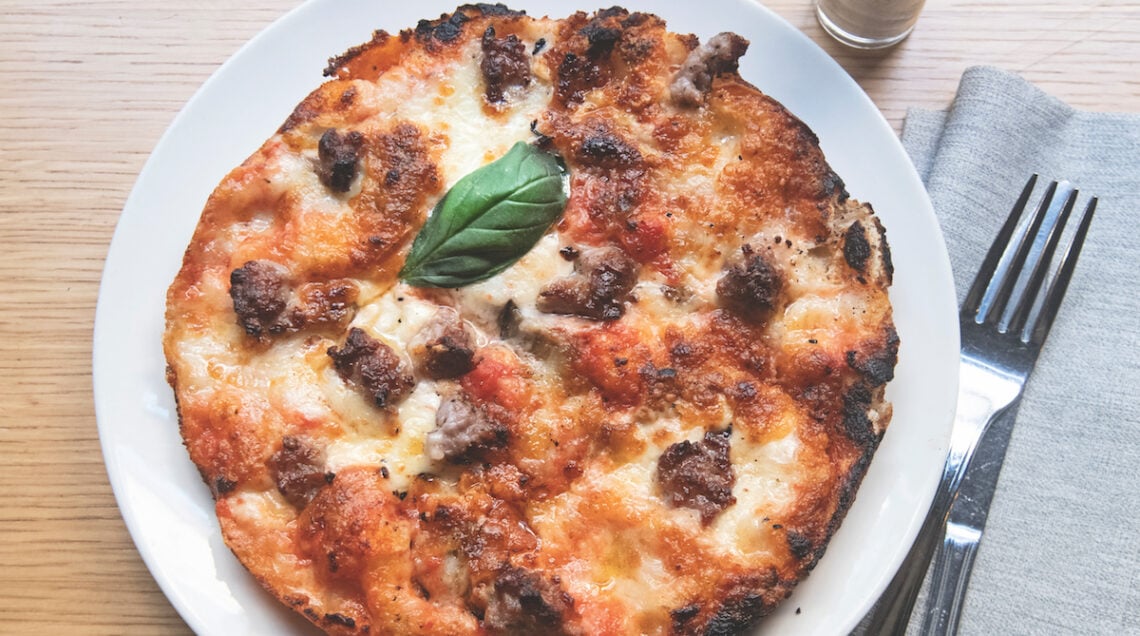 Pizza al padellino con salsiccia e caciocavallo