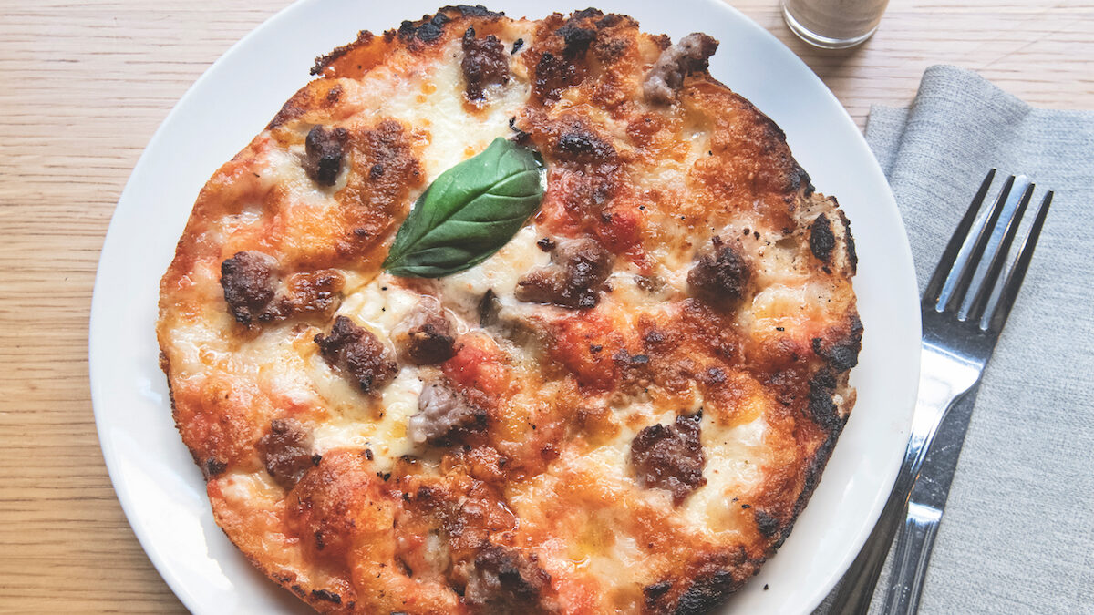 Pizza al padellino con salsiccia e caciocavallo