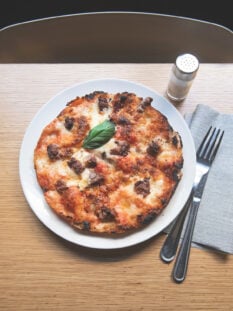 Pizza al padellino con salsiccia e caciocavallo