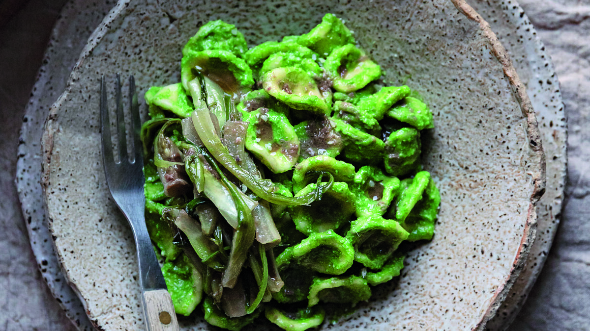 Orecchiette con pesto di cime di rapa, acciughe e puntarelle