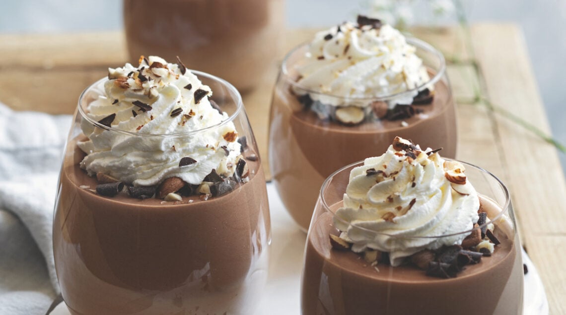 Mousse di cioccolato con panna e nocciole