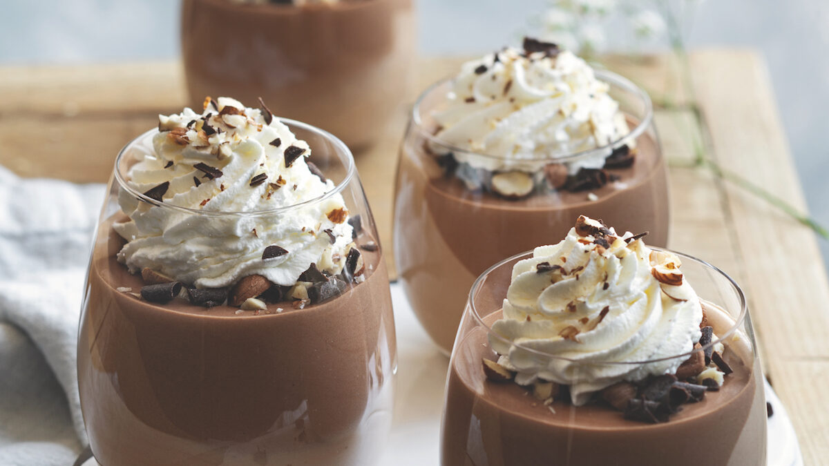 Mousse di cioccolato con panna e nocciole