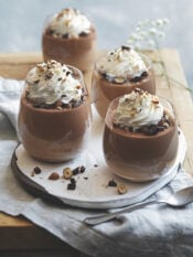 Mousse di cioccolato con panna e nocciole