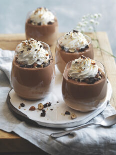 Mousse di cioccolato con panna e nocciole