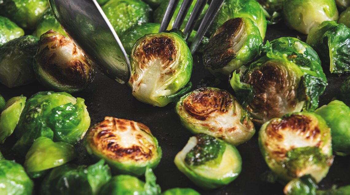 Finferli e cavolini di Bruxelles in padella