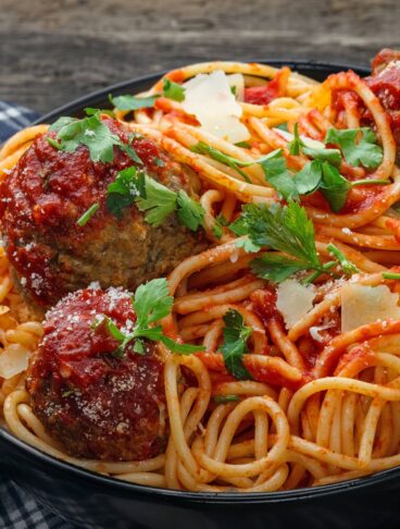 POLPETTA - Traditional American spaghetti with meatballs and tomato sauce