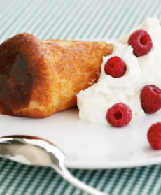 Babà al rum con panna e lamponi