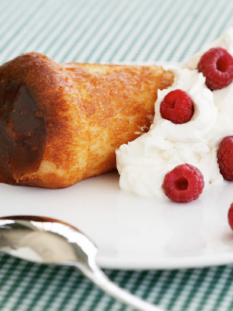 Babà al rum con panna e lamponi