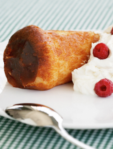 Babà al rum con panna e lamponi